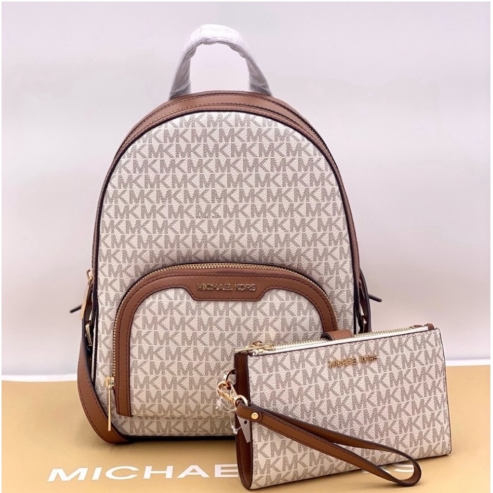 SALE🔥🔥🔥MICHAEL KORS JAYCEE MEDIUM BACKPACK and Wallet Set
VANILLA - Picture 11 of 14